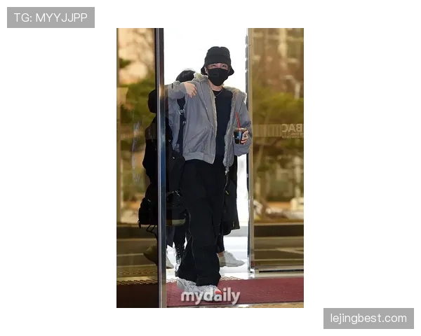 娜奥米·大阪随手一张机场照，我的银行卡决定静默抗议